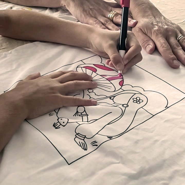 mains coloriant un t-shirt teepi